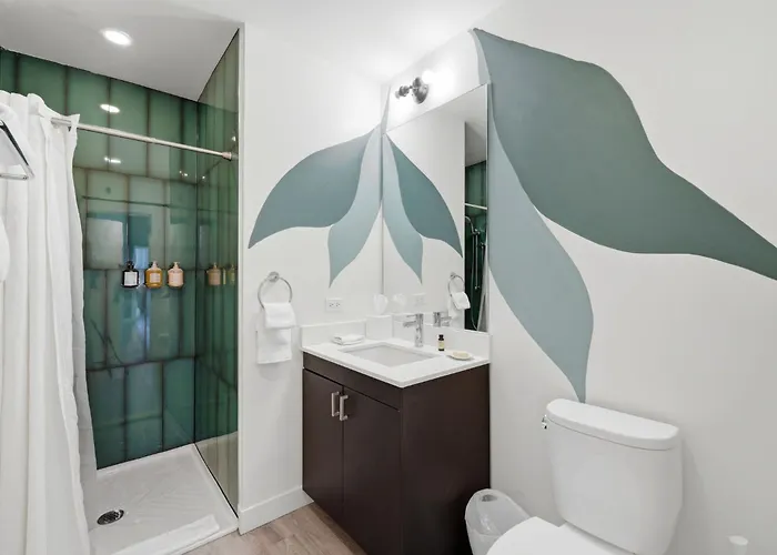 The Plymouth 3bd 4* Chicago