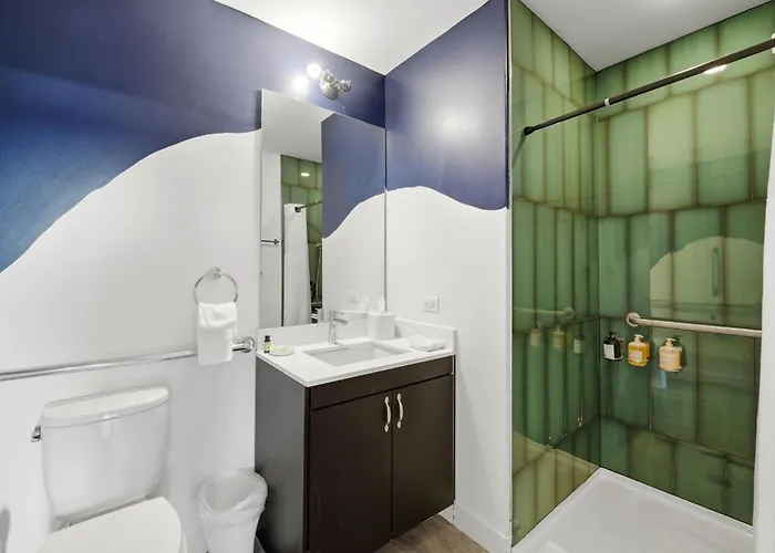 The Plymouth 3bd 4* Chicago