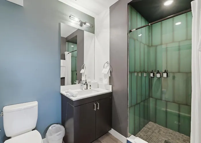 The Plymouth 3bd 4* Chicago